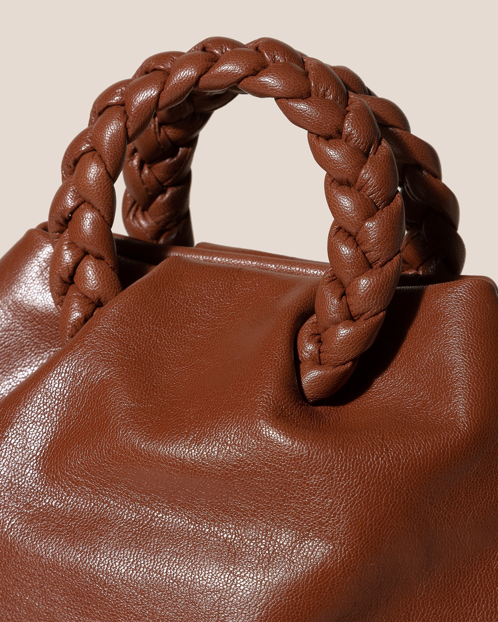 BOMBON M SUPPLE SHINY - Medium Plaited-handle Leather Handbag - Hereu Women