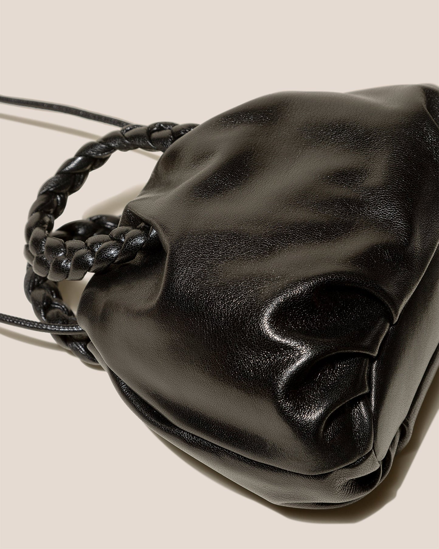 BOMBON M SUPPLE SHINY - Medium Plaited-handle Leather Handbag - Hereu Women