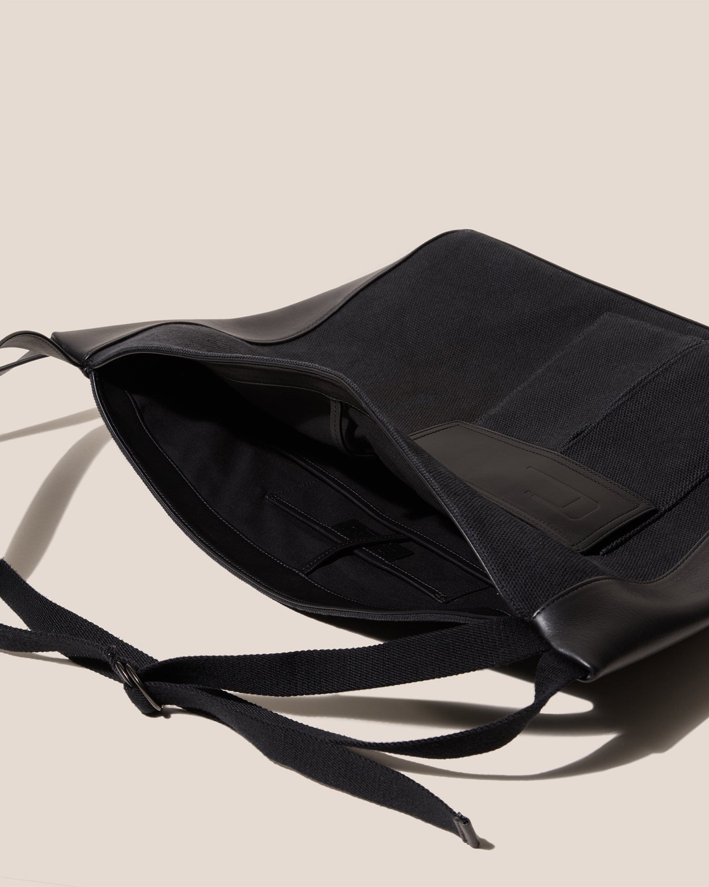 VINCLE L - Messenger Bag - Hereu Women|Men